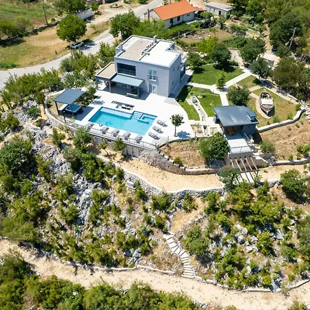 River Rose With Pool&jacuzzi Near River